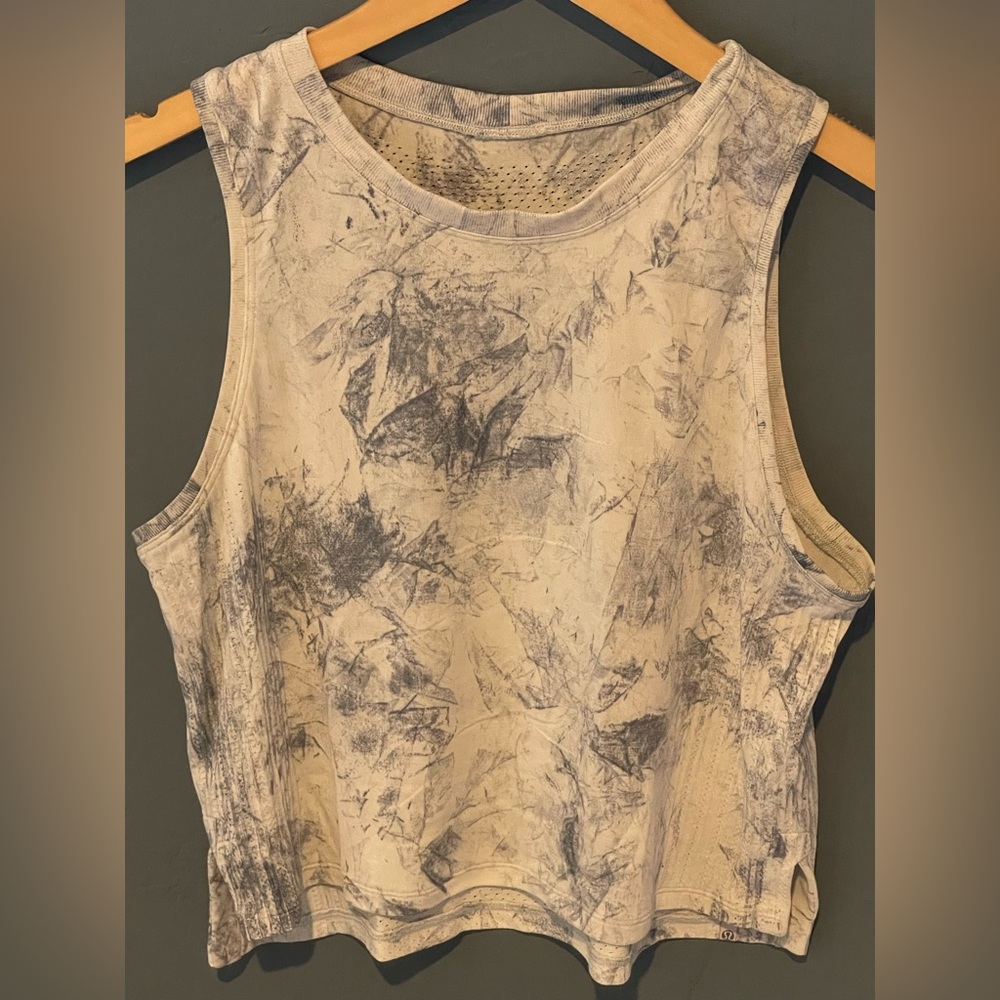 lululemon women’s muscle tank size 4